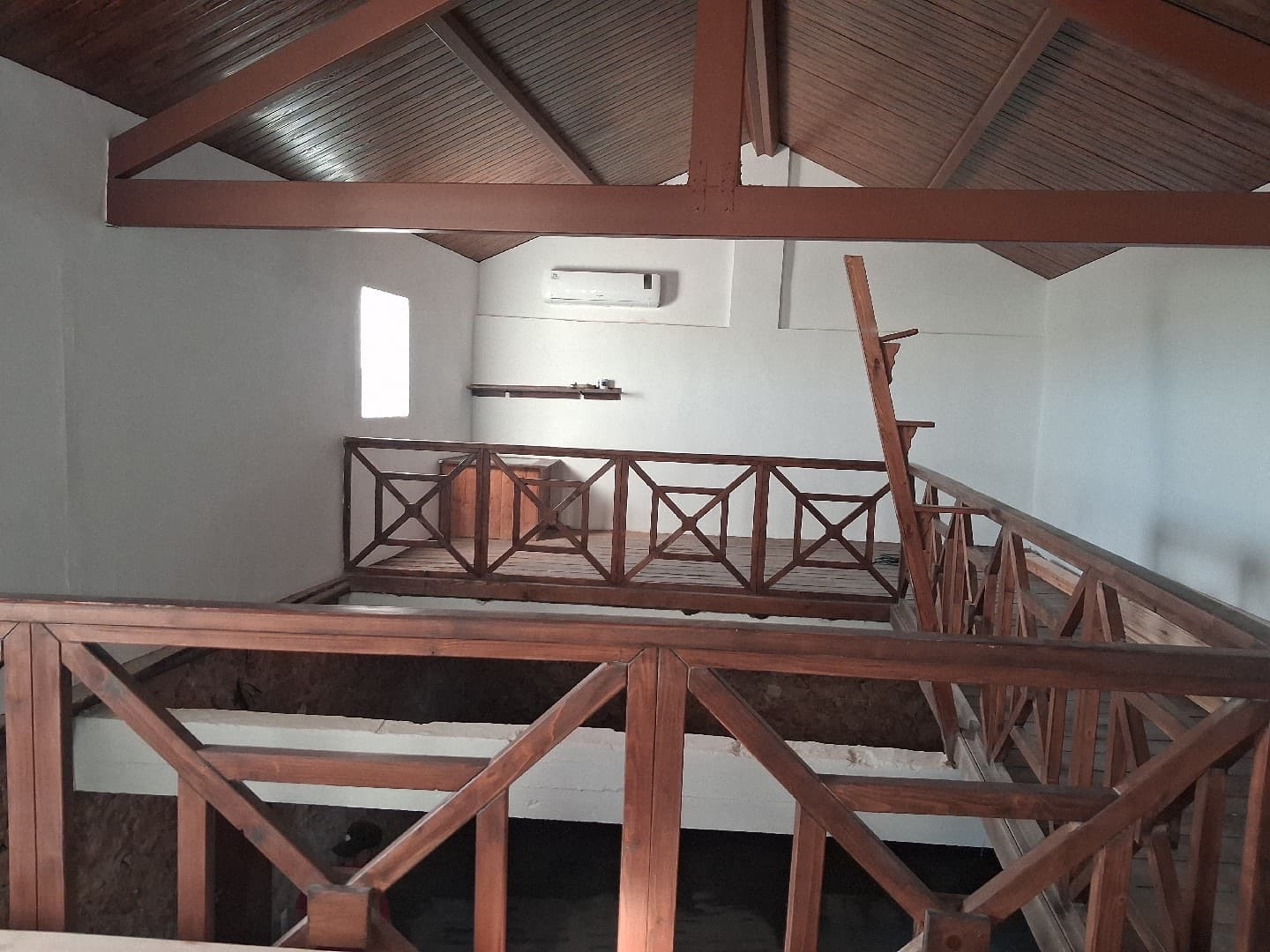 Air conditioning installed in a wooden-beamed attic