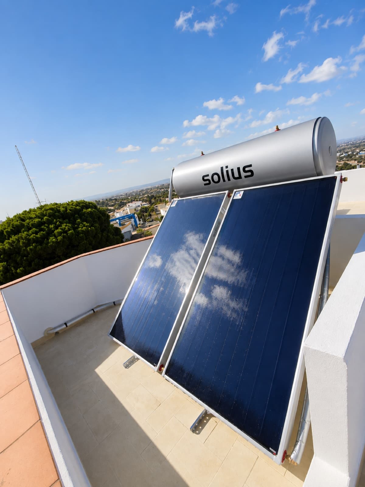 Painel solar térmico Solius instalado num terraço, com vista sobre a cidade