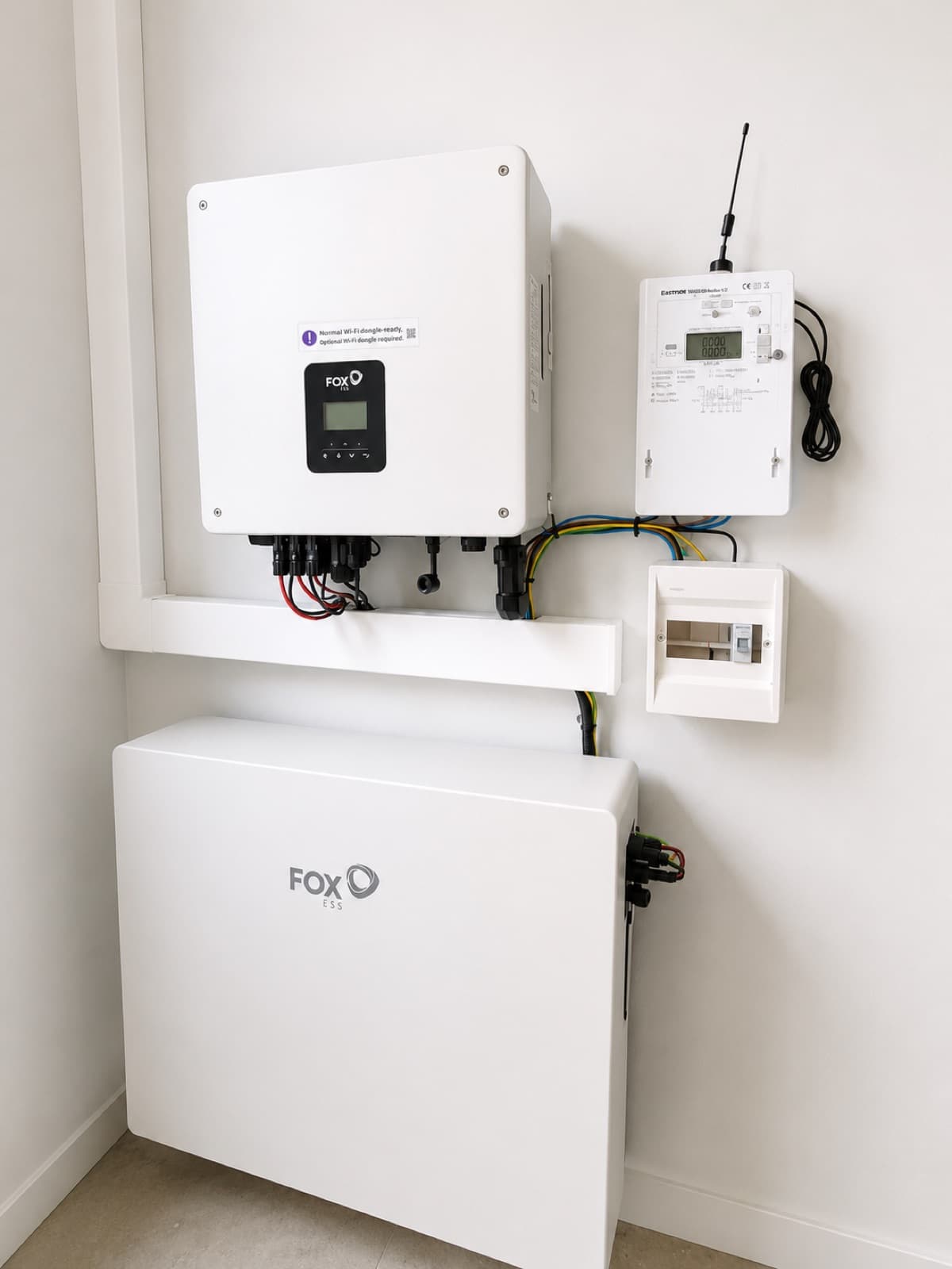Inversor e bateria FoxESS de um sistema fotovoltaico instalados numa parede interior